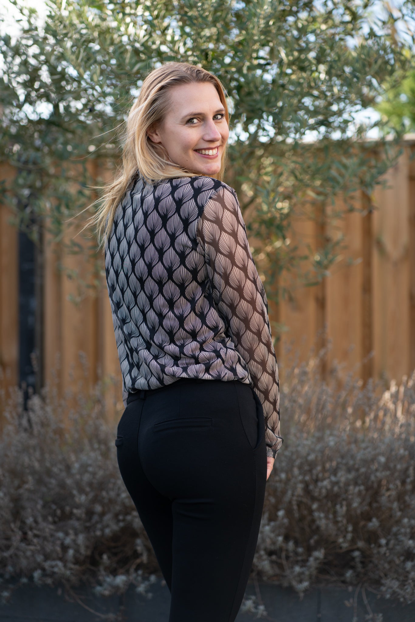 Bladerprint Shirt – Doorschijnende Mouwen