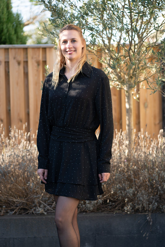 Zwart Jurkje met Witte Dotjes – Knoopjes en Rafeldetail