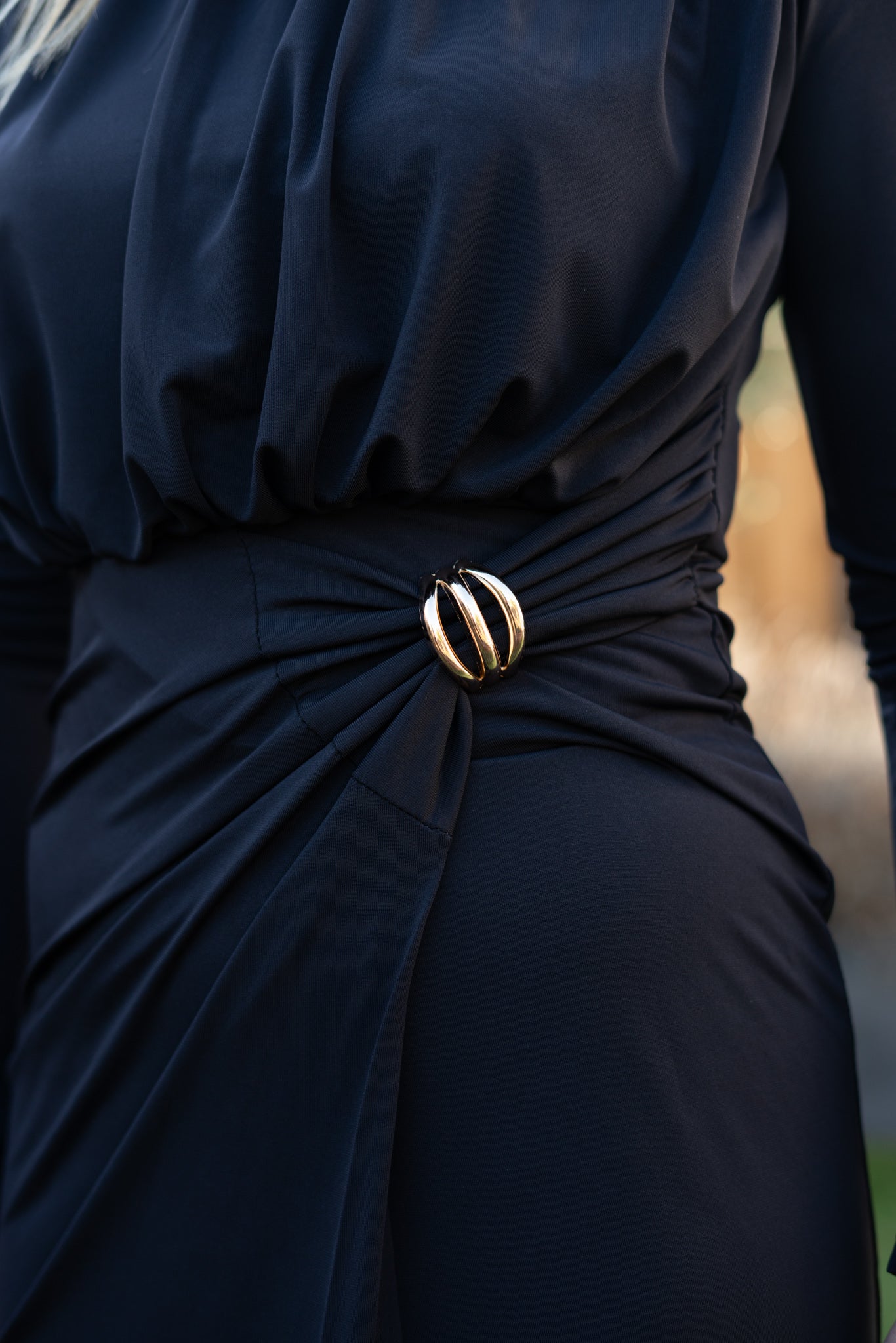 Lange Zwarte Damesjurk met Split en Goud Detail – Open Rug