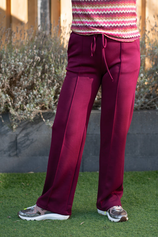 Zachte bordeauxrode broek