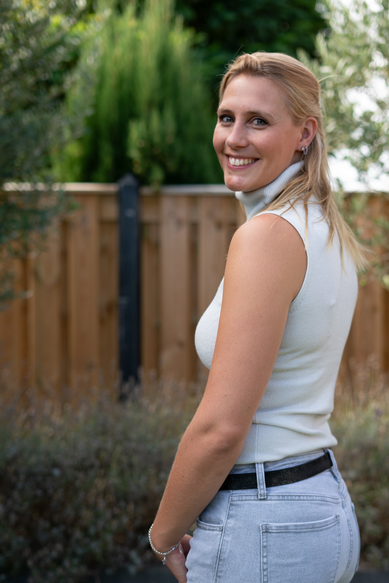 Wit glitter top met col (mouwloos) – basic essential