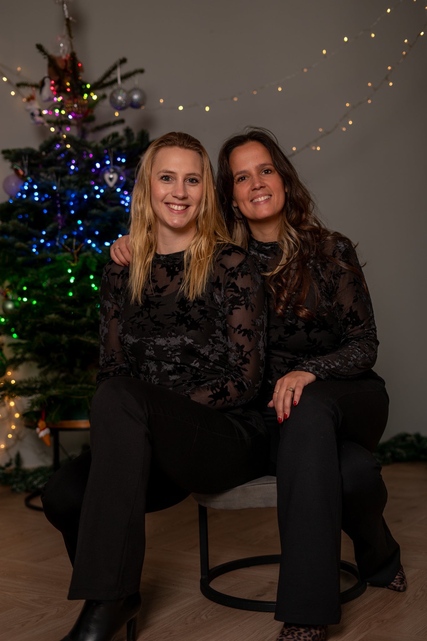 Zwart Shirtje met Velours Bloemenopdruk