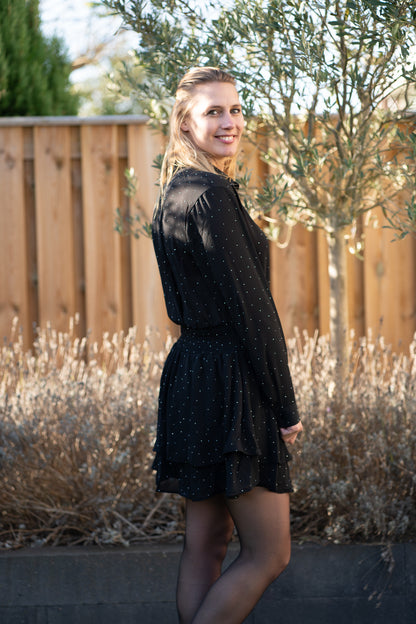 Zwart Jurkje met Witte Dotjes – Knoopjes en Rafeldetail