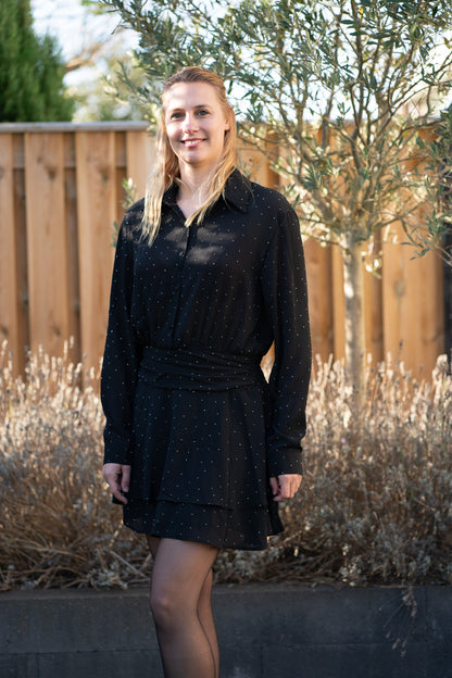 Zwart Jurkje met Witte Dotjes – Knoopjes en Rafeldetail