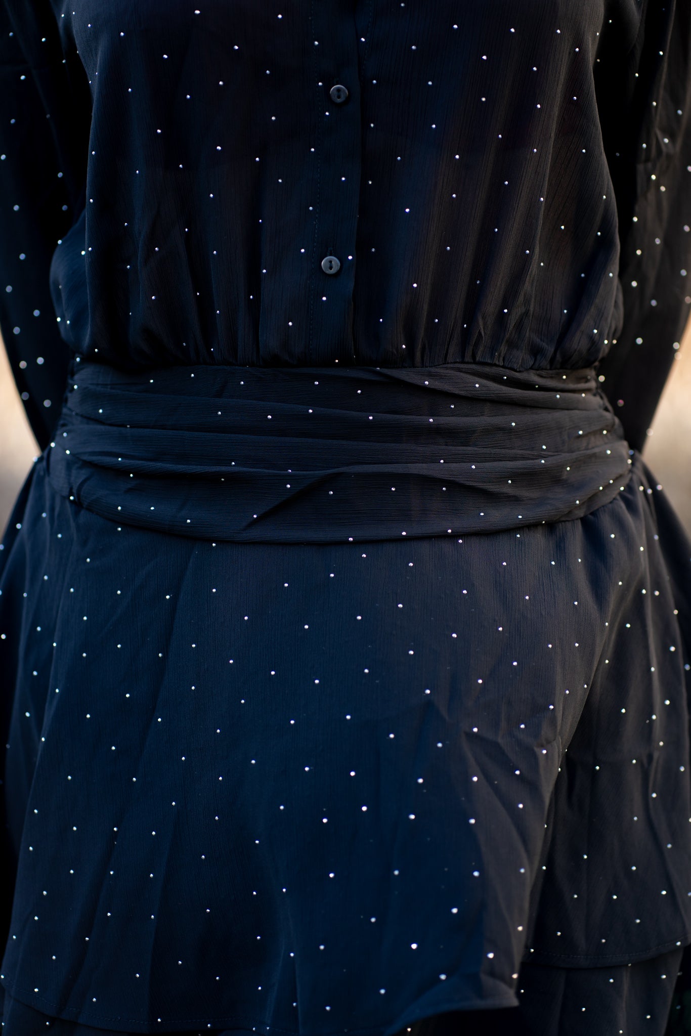 Zwart Jurkje met Witte Dotjes – Knoopjes en Rafeldetail