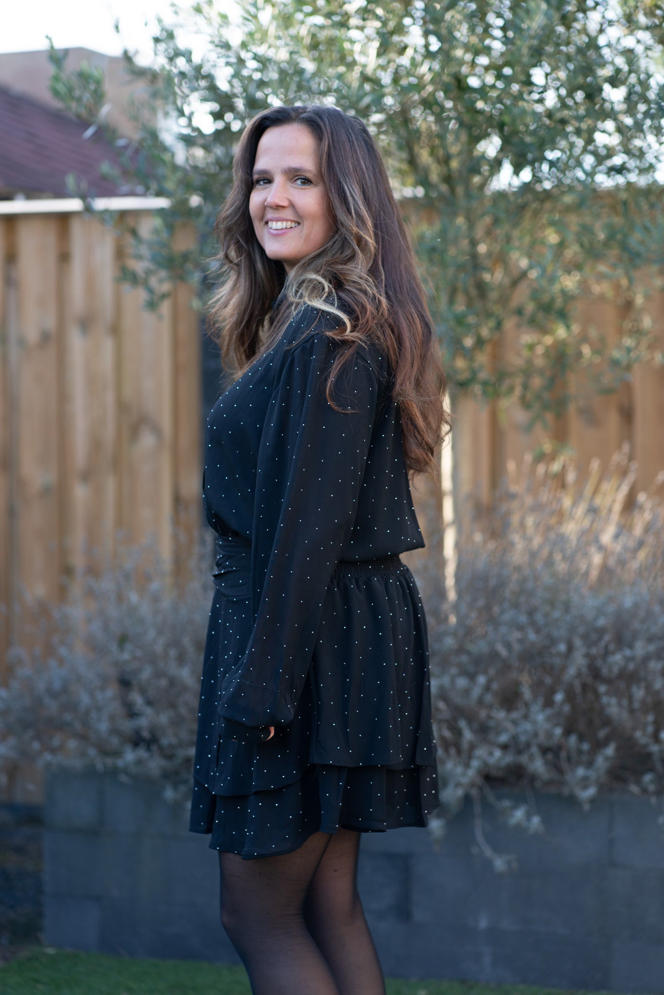 Zwart Jurkje met Witte Dotjes – Knoopjes en Rafeldetail