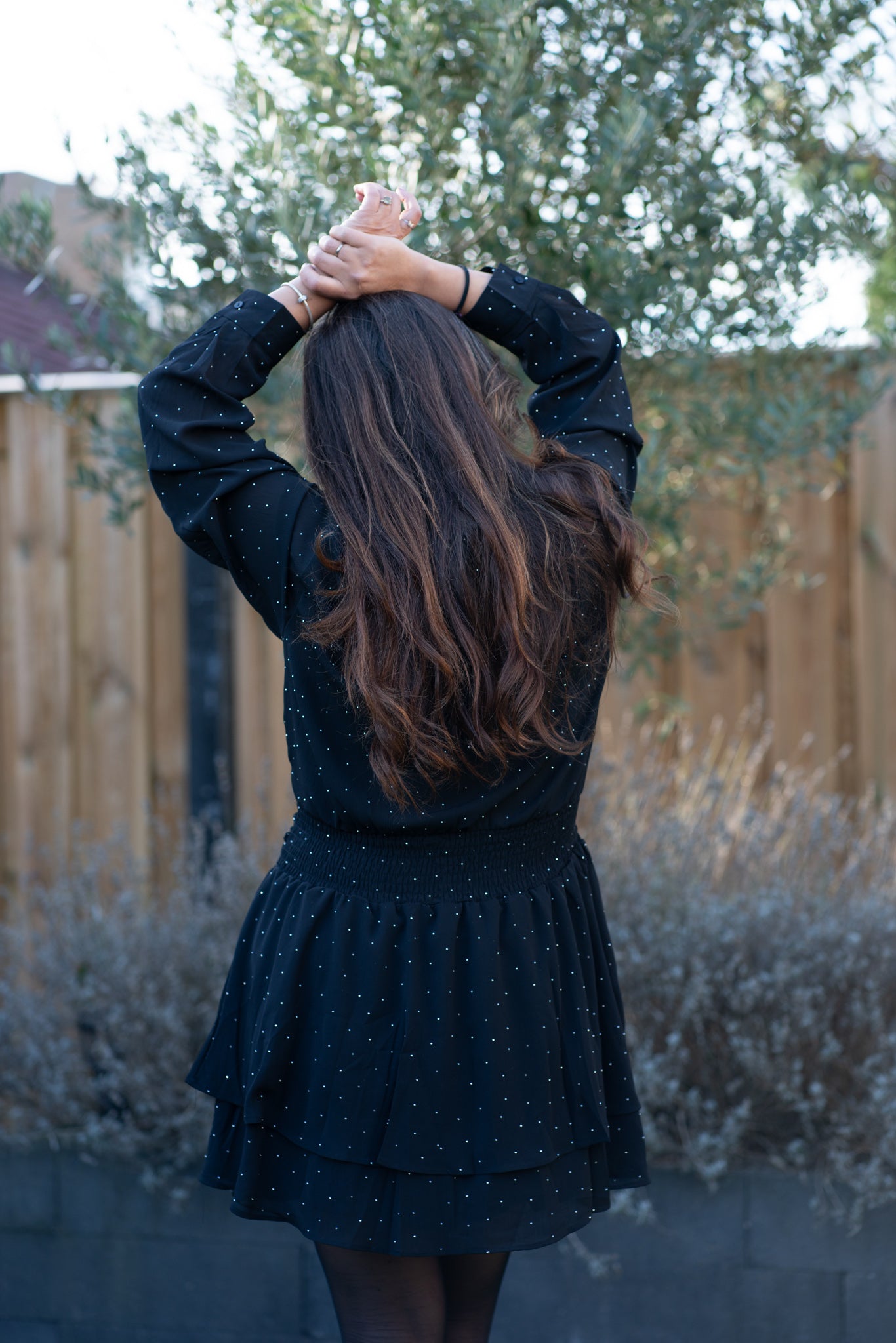 Zwart Jurkje met Witte Dotjes – Knoopjes en Rafeldetail