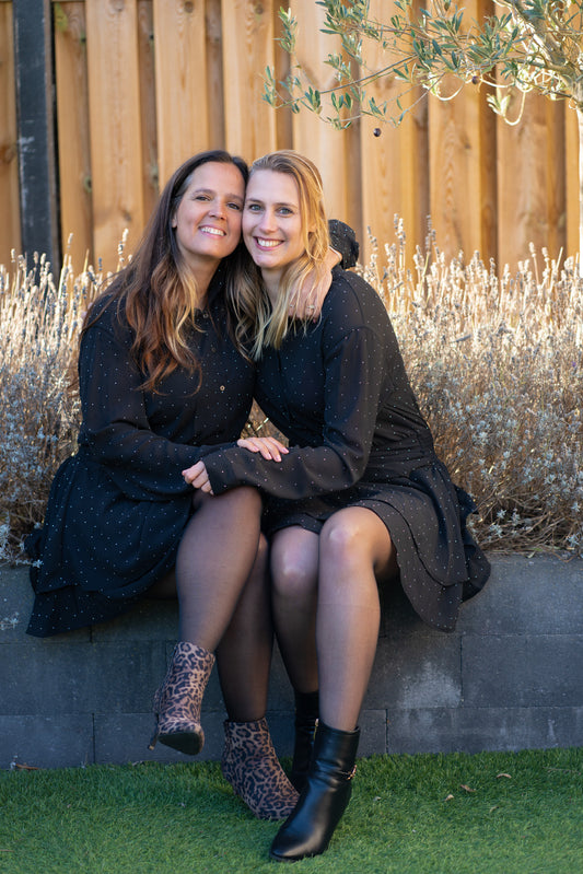 Zwart Jurkje met Witte Dotjes – Knoopjes en Rafeldetail