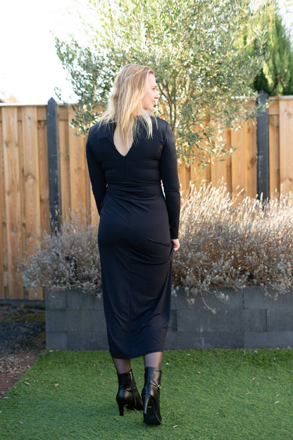 Lange Zwarte Damesjurk met Split en Goud Detail – Open Rug