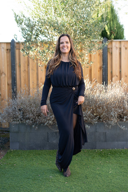 Lange Zwarte Damesjurk met Split en Goud Detail – Open Rug