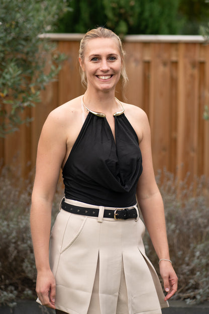 Haltertop met Goudkleurige Details – Zachte Elegantie