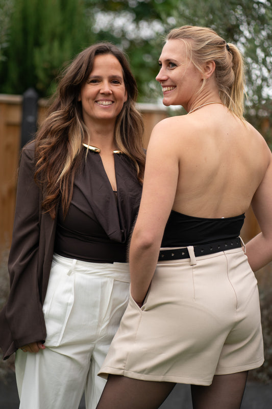 Haltertop met Goudkleurige Details – Zachte Elegantie