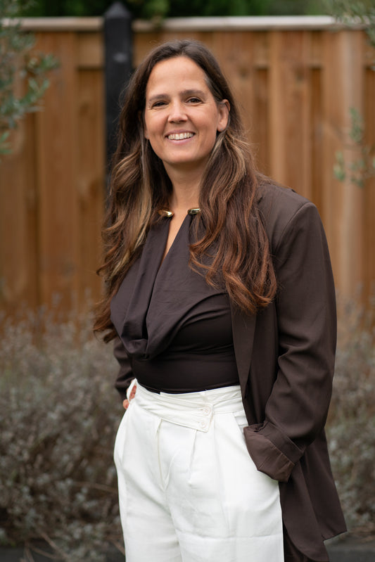 Haltertop met Goudkleurige Details – Zachte Elegantie